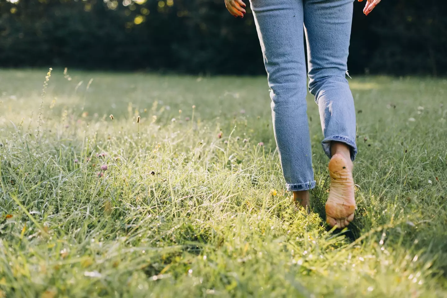 Jennifer Mann recommends going barefoot to 'ground yourself' (Getty Stock Image)