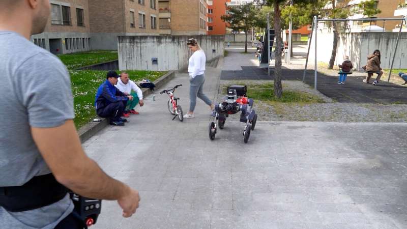 An autonomously navigating robot on wheels