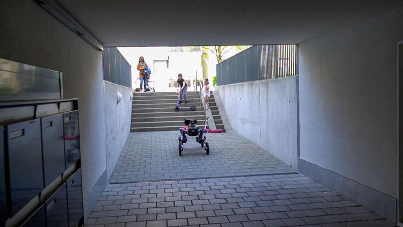 An autonomously navigating robot on wheels