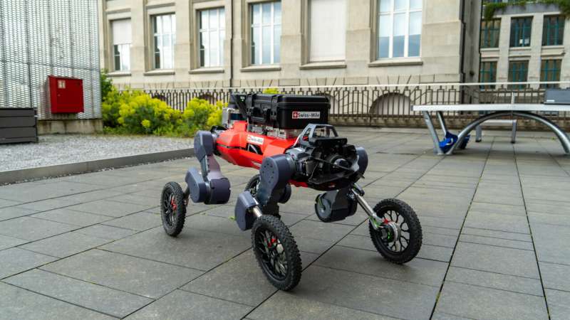 An autonomously navigating robot on wheels