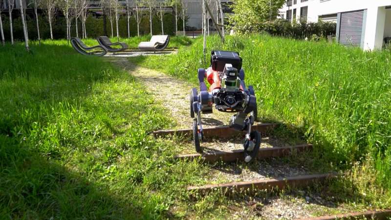 An autonomously navigating robot on wheels