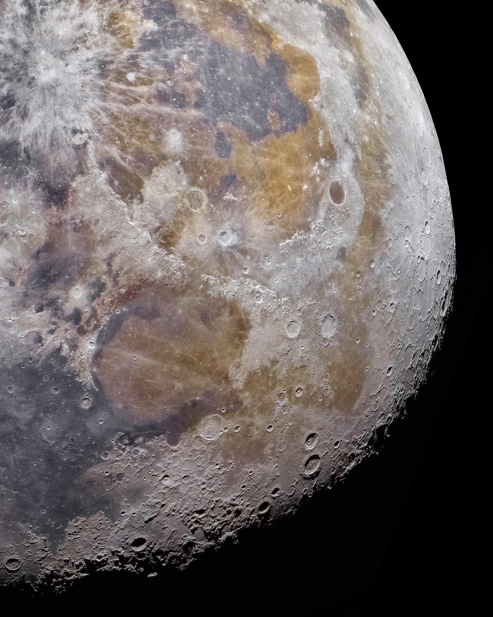 Physicists want to drill a five kilometer hole in the moon, online discussion arises