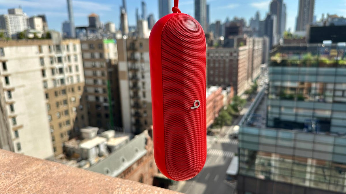 beats-pill-hanging-vertical