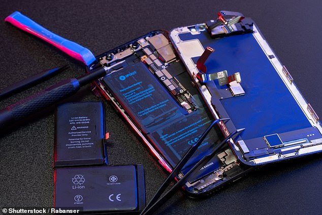 The change to replace iPhone batteries could be implemented in the iPhone 16, which will be released in September