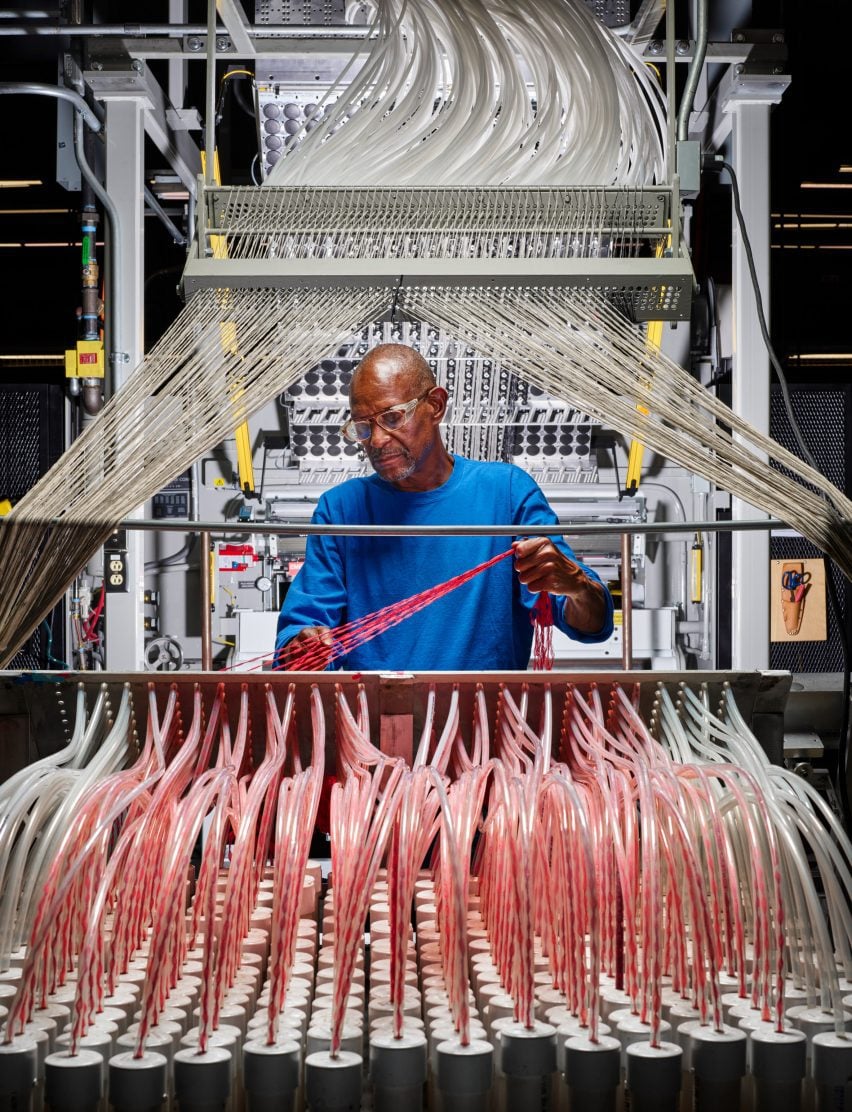 Collecting yarn to feed into a carpet tufter