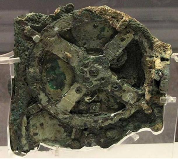 The Antikythera Mechanism (Fragment A – front); visible is the largest gear in the mechanism, about 14 centimetres (5.5 in) in diameter. (CC BY-SA 3.0)