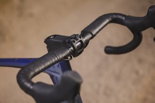 The new Giant Revolt D-Fuse handlebar with integrated cables