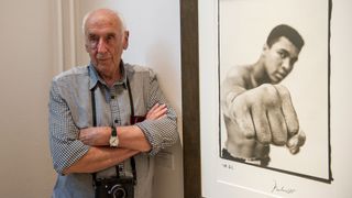 Photographer Thomas Hoepker poses at the 'Muhammed Ali' exhibition in Berlin, Germany, August 14, 2015. Photo: Paul Zinken/dpa/Alamy Live News