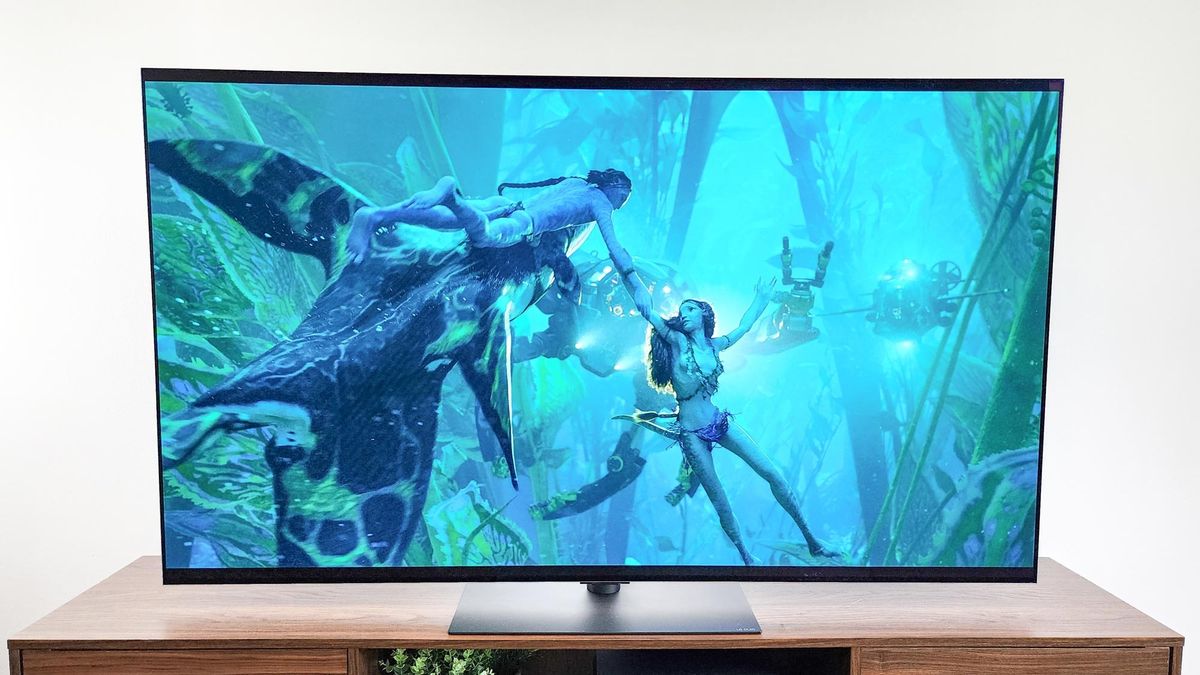 The LG G4 OLED TV in Tom