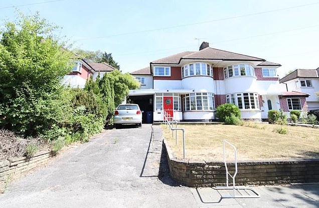 BEFORE: The building in front of the garden was asphalted and replaced by the car showroom