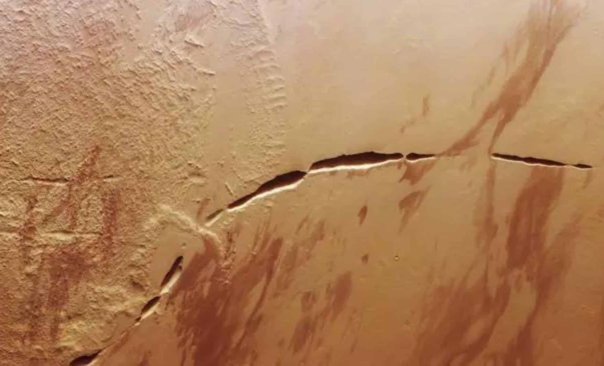 New Images From Mars Express Show Enormous Scar On Red Planet's Surface